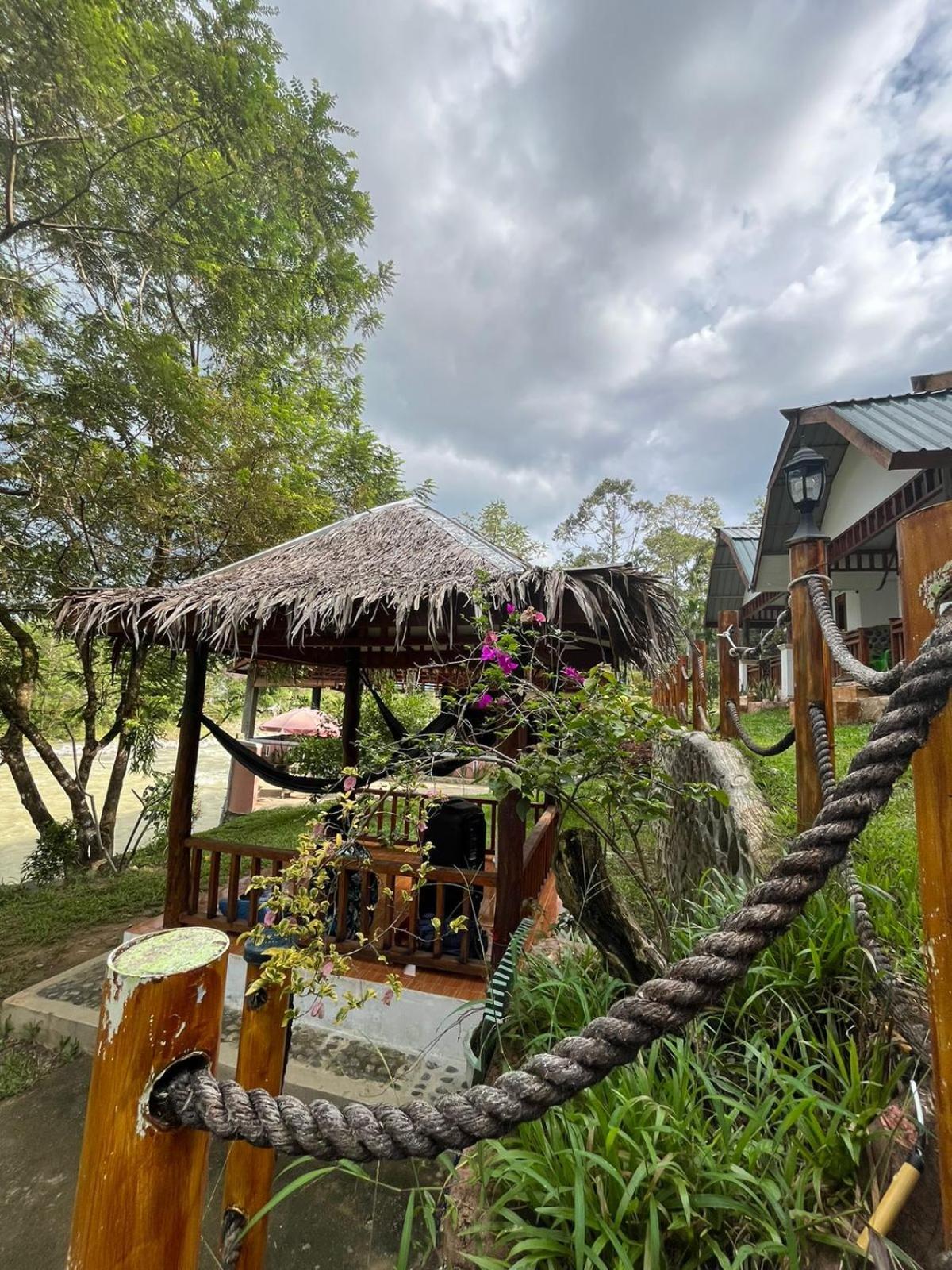 Asim Paris Guesthouse & Jungle Trekking Bukit Lawang Exterior foto